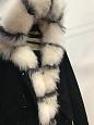 Черная укороченная парка с белым мехом енота фото №2