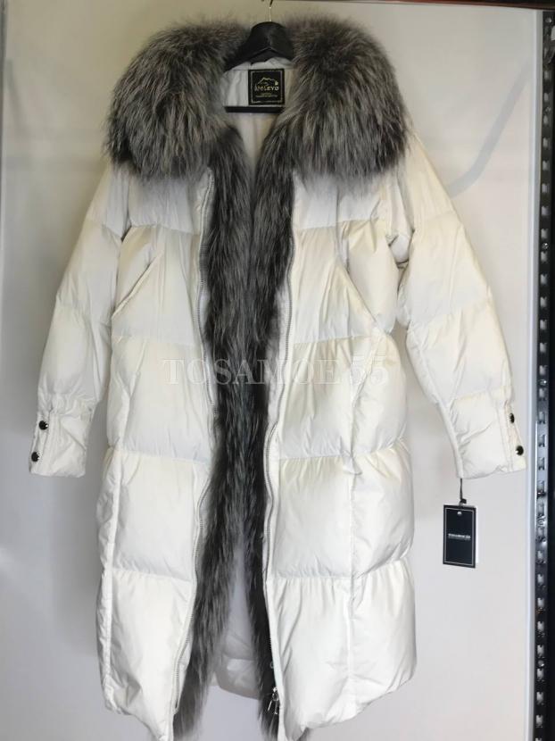 Длинный белый пуховик с чернобуркой фото №3