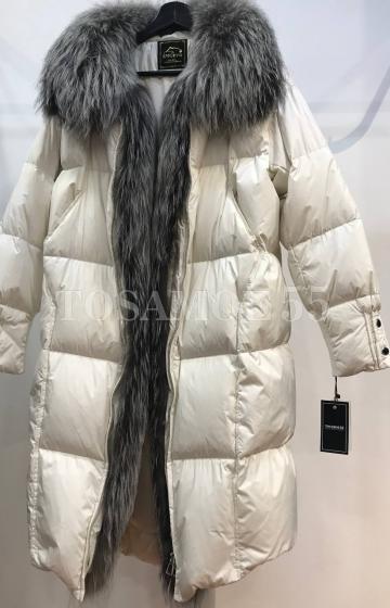 Длинный белый пуховик с чернобуркой