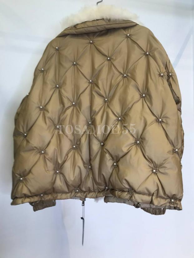 Короткий пуховик с жемчугом отделка эко-мех фото №2