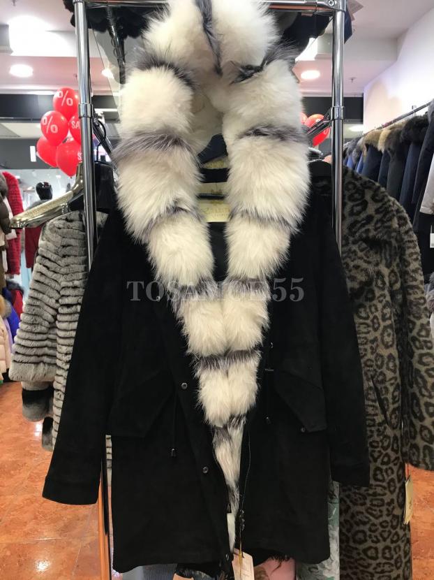 Черная укороченная парка с белым мехом енота фото №3