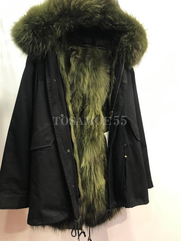 Черная укороченная парка с мехом енота фото №1