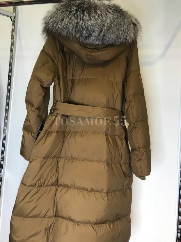 Длинный пуховик цвета хаки с чернобуркой фото №2