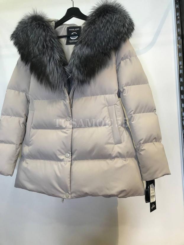 Светло-серый короткий пуховик с чернобуркой фото №3