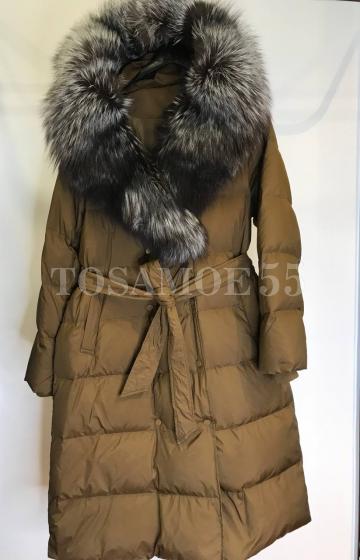 Длинный пуховик цвета хаки с чернобуркой